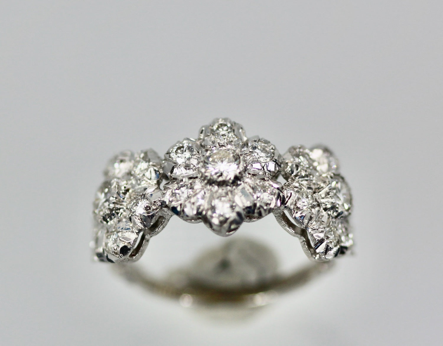 18K white gold floral ring