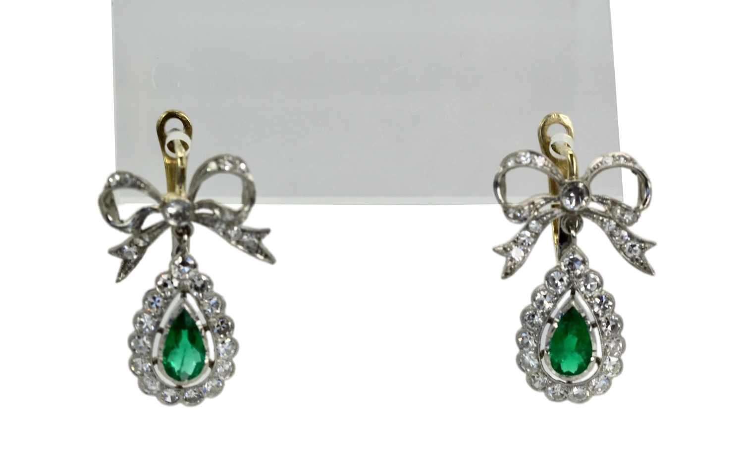 Pair of earrings with green gemstones 