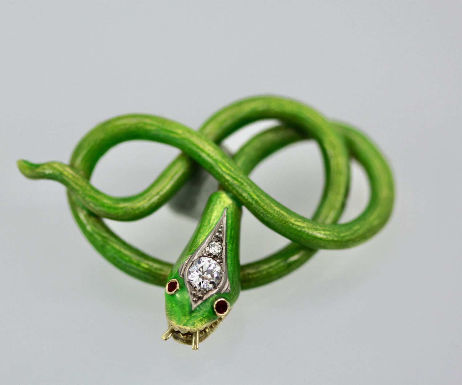 Green enamel serpent pendant, 18K