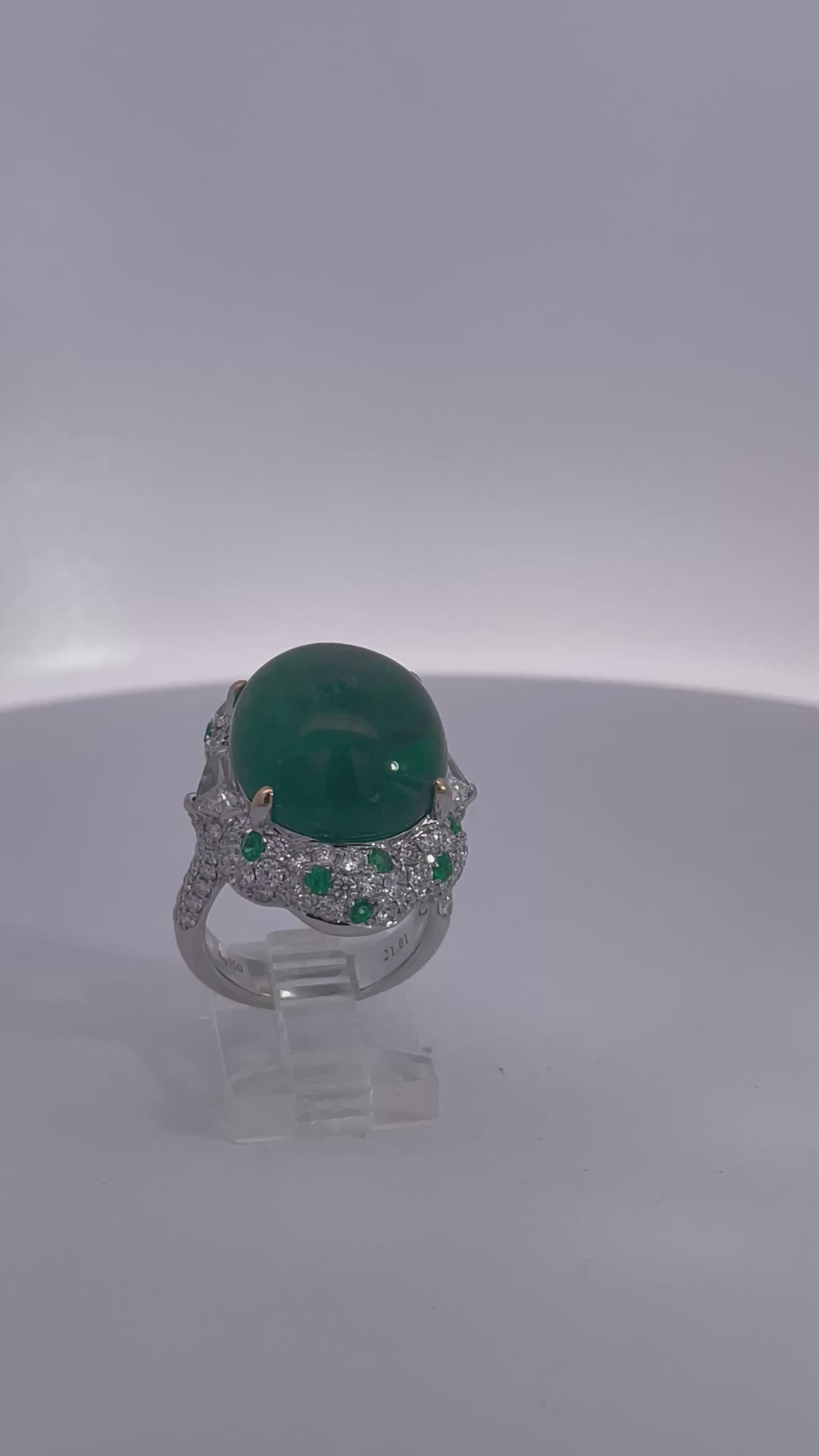 21.10 carats Emerald Cabochon Ring 18K