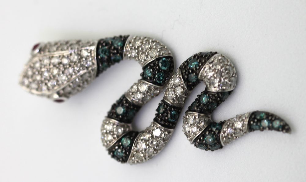 White & Blue Diamond Snake Pendant – detail