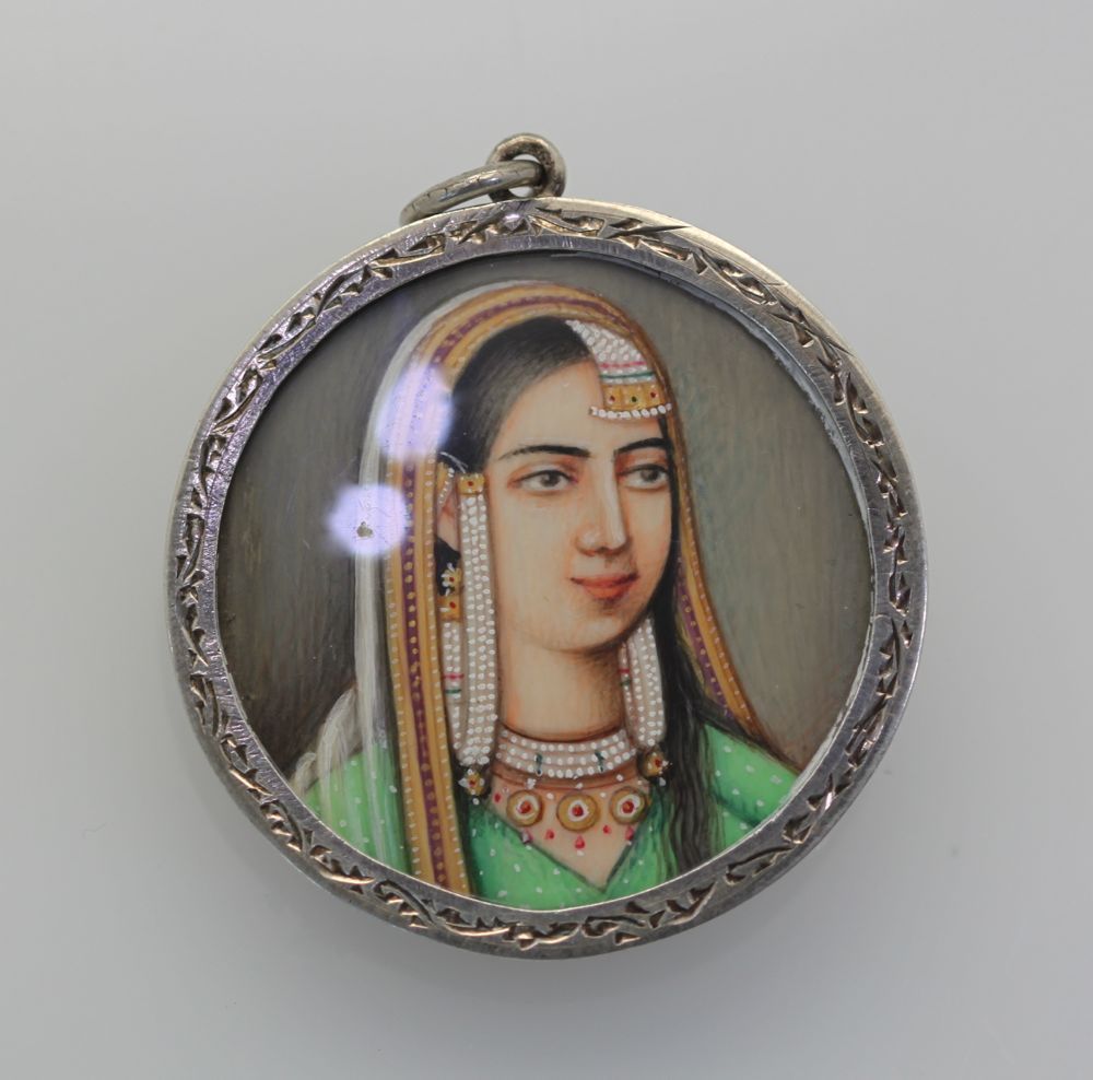 Persian/Indian Hand Painted Portrait Pendant – close up