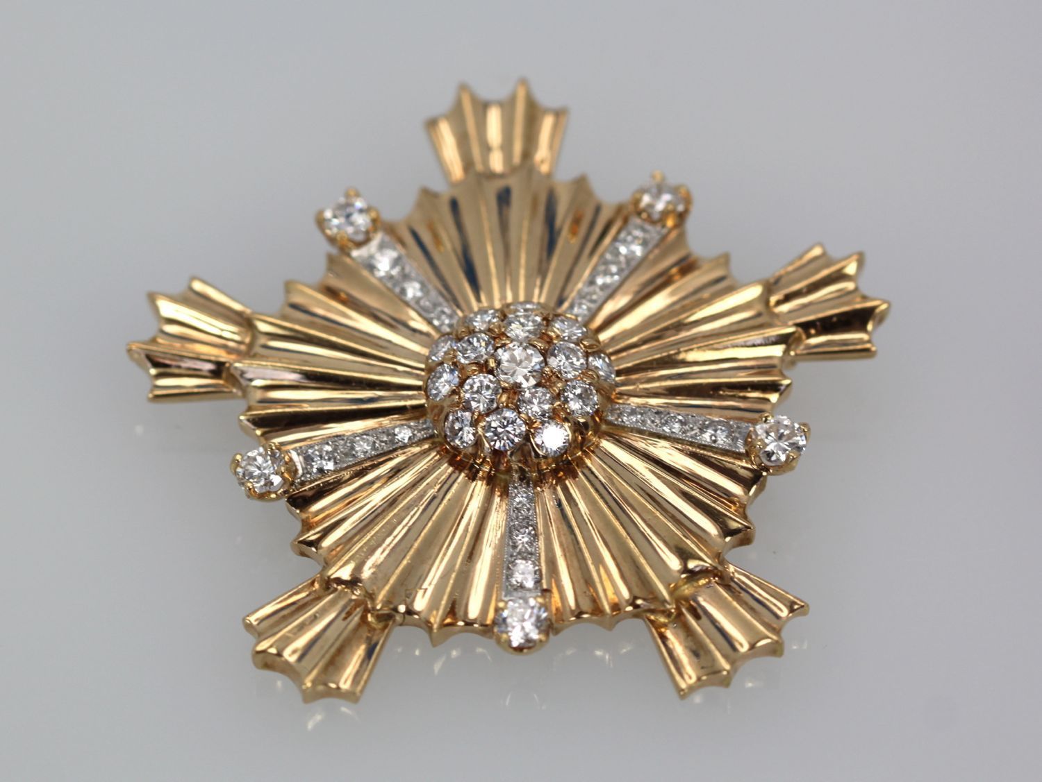 Vintage Gold Starburst Cross Pendant/Brooch – detail