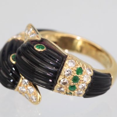 Van Cleef Double Swan Ring 18K Yellow Gold Onyx Diamonds Emerald Size 6 1/4 close up