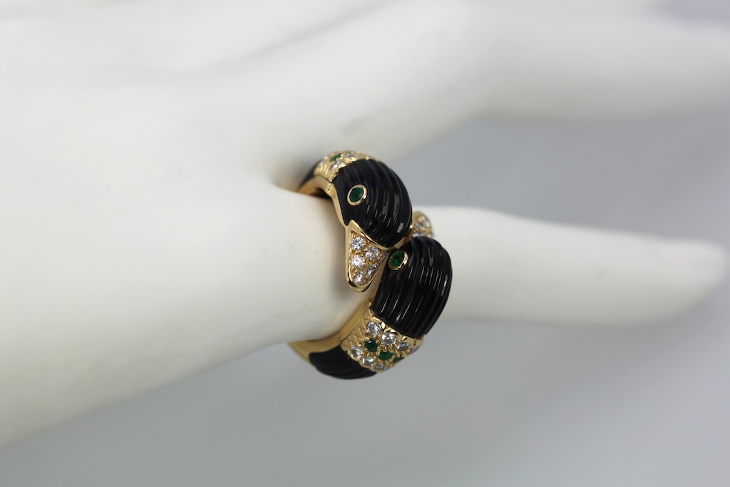 Van Cleef Double Swan Ring 18K Yellow Gold Onyx Diamonds Emerald Size 6 1/4 on finger