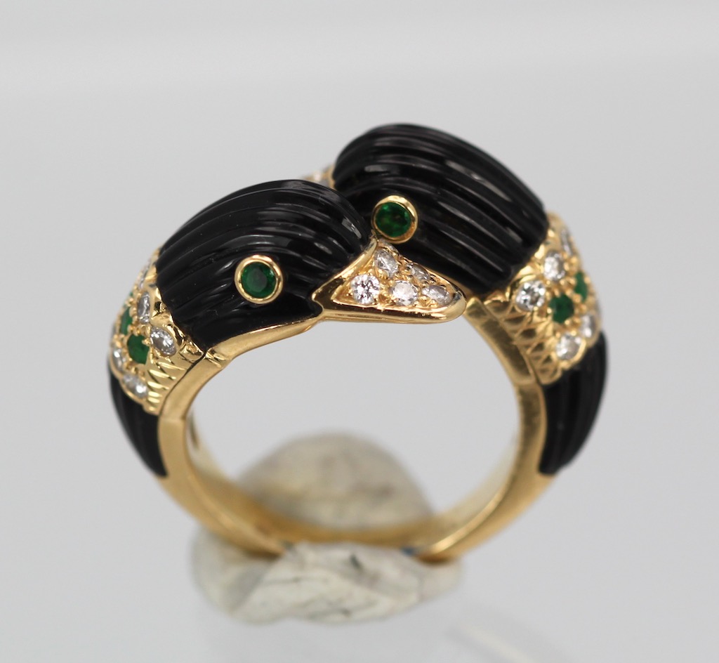 Van Cleef Double Swan Ring 18K Yellow Gold Onyx Diamonds Emerald Size 6 1/4 on stand #2