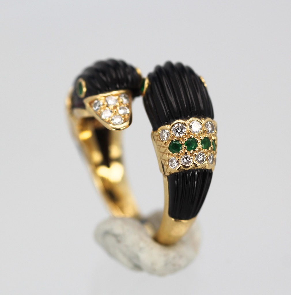 Van Cleef Double Swan Ring 18K Yellow Gold Onyx Diamonds Emerald Size 6 1/4 side
