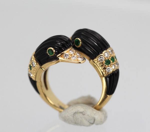 Van Cleef Double Swan Ring 18K Yellow Gold Onyx Diamonds Emerald Size 6 1/4 on stand