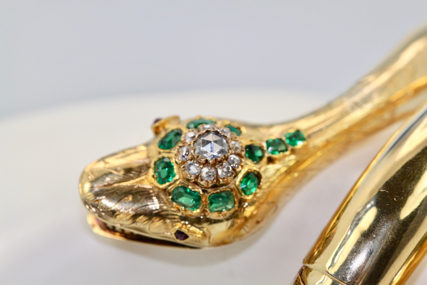 Vintage 18K Emerald Diamond Head Triple Wrap Snake Serpent Bracelet top head