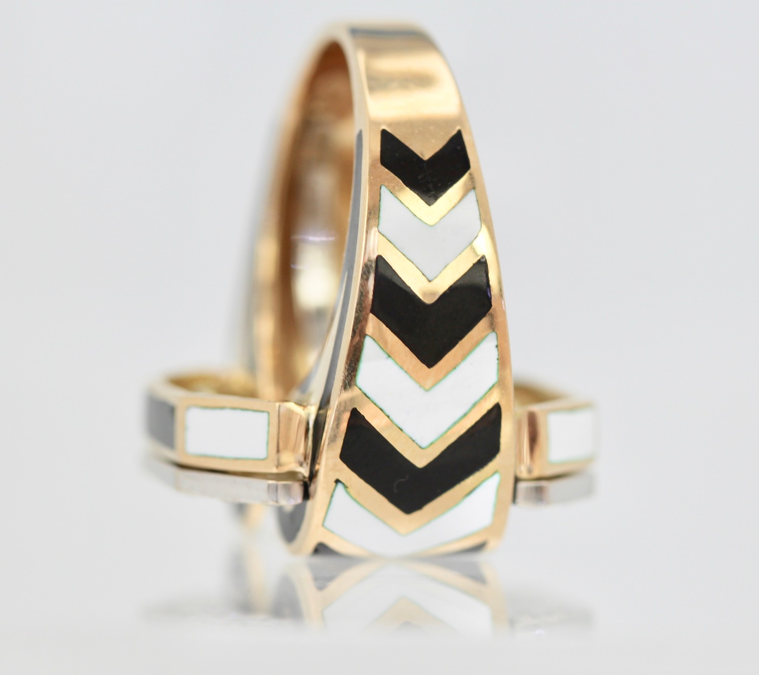 David Webb Zebra Stripe Buckle Diamond Gold Ring – left side down