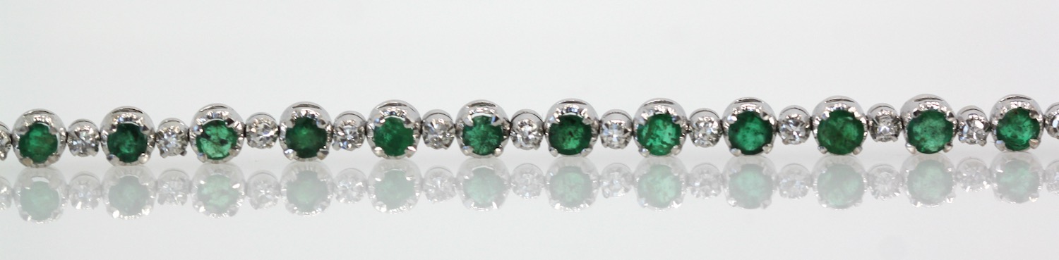 Emerald Diamond 18 Karat White Gold Bracelet 4.20 Carat Diamonds and Emeralds open
