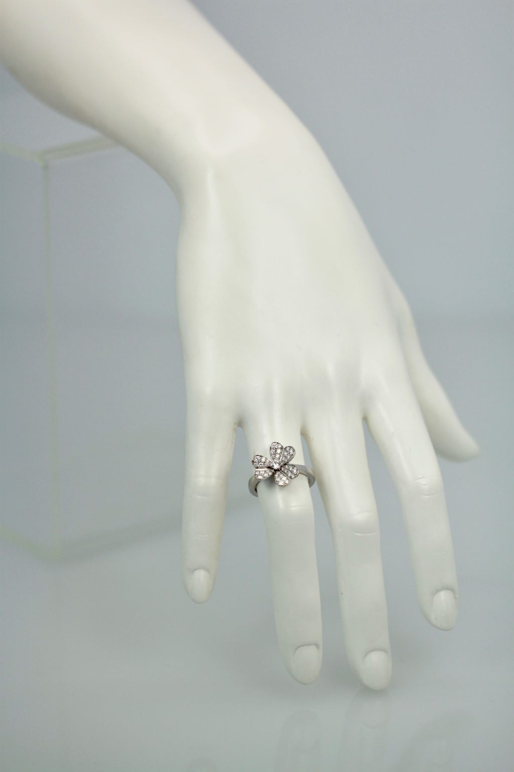 Van Cleef & Arpels Frivole Diamond Ring 4