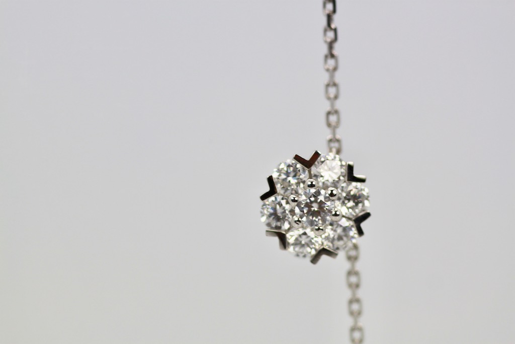 Van Cleef Fleurette 5 Flower Necklace Large 4.70 Carats detail