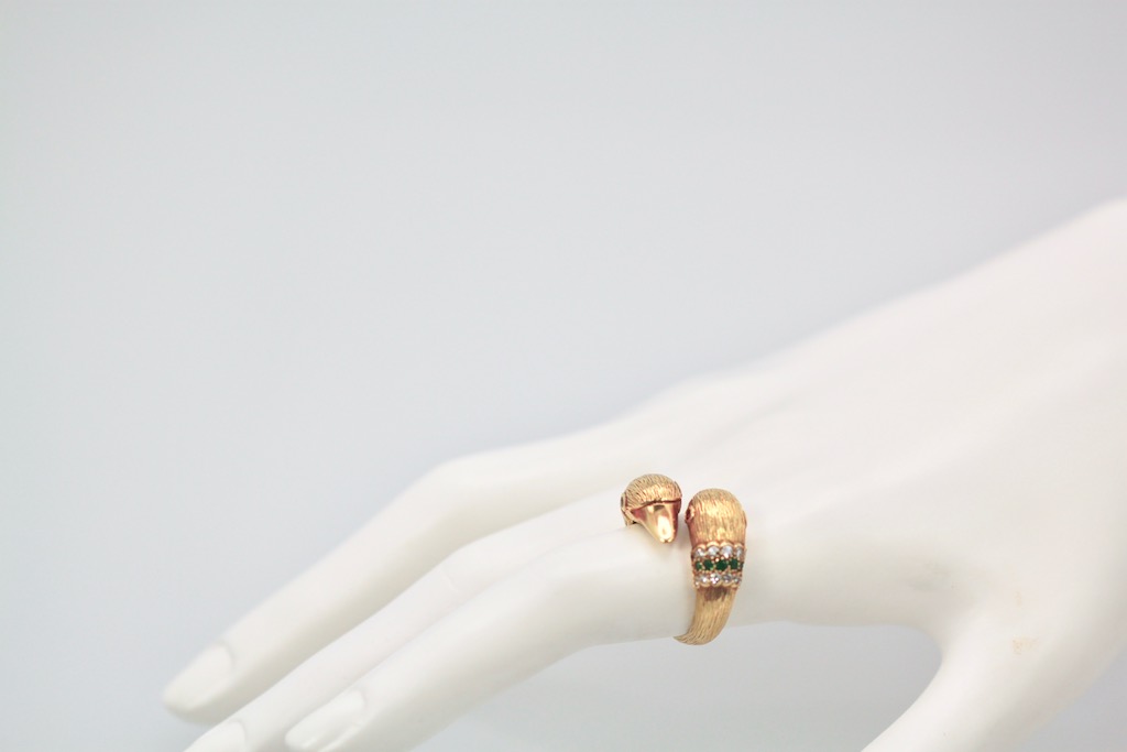 Van Cleef & Arpels Double Swan Ring 18 Karat Emerald Diamond Collar – model side