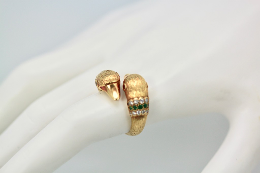 Van Cleef & Arpels Double Swan Ring 18 Karat Emerald Diamond Collar – model close up