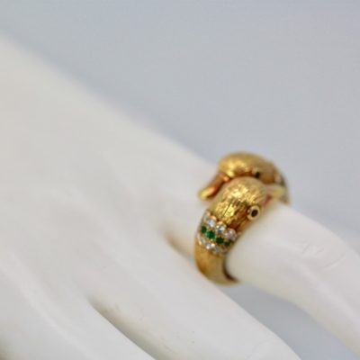 Van Cleef & Arpels Double Swan Ring 18 Karat Emerald Diamond Collar - model