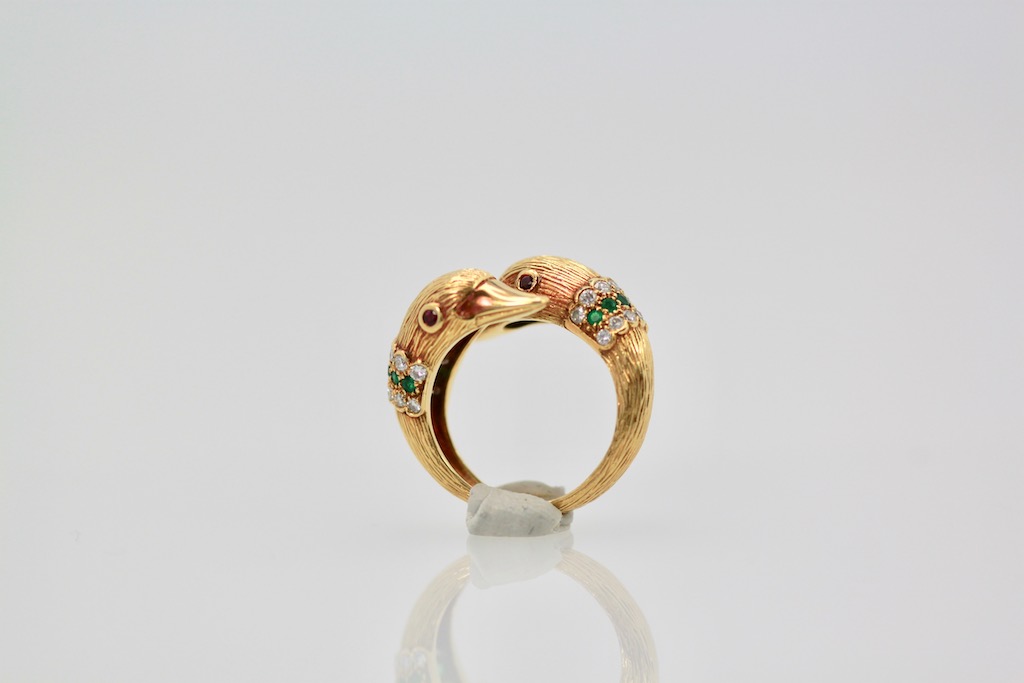 Van Cleef & Arpels Double Swan Ring 18 Karat Emerald Diamond Collar – on stand