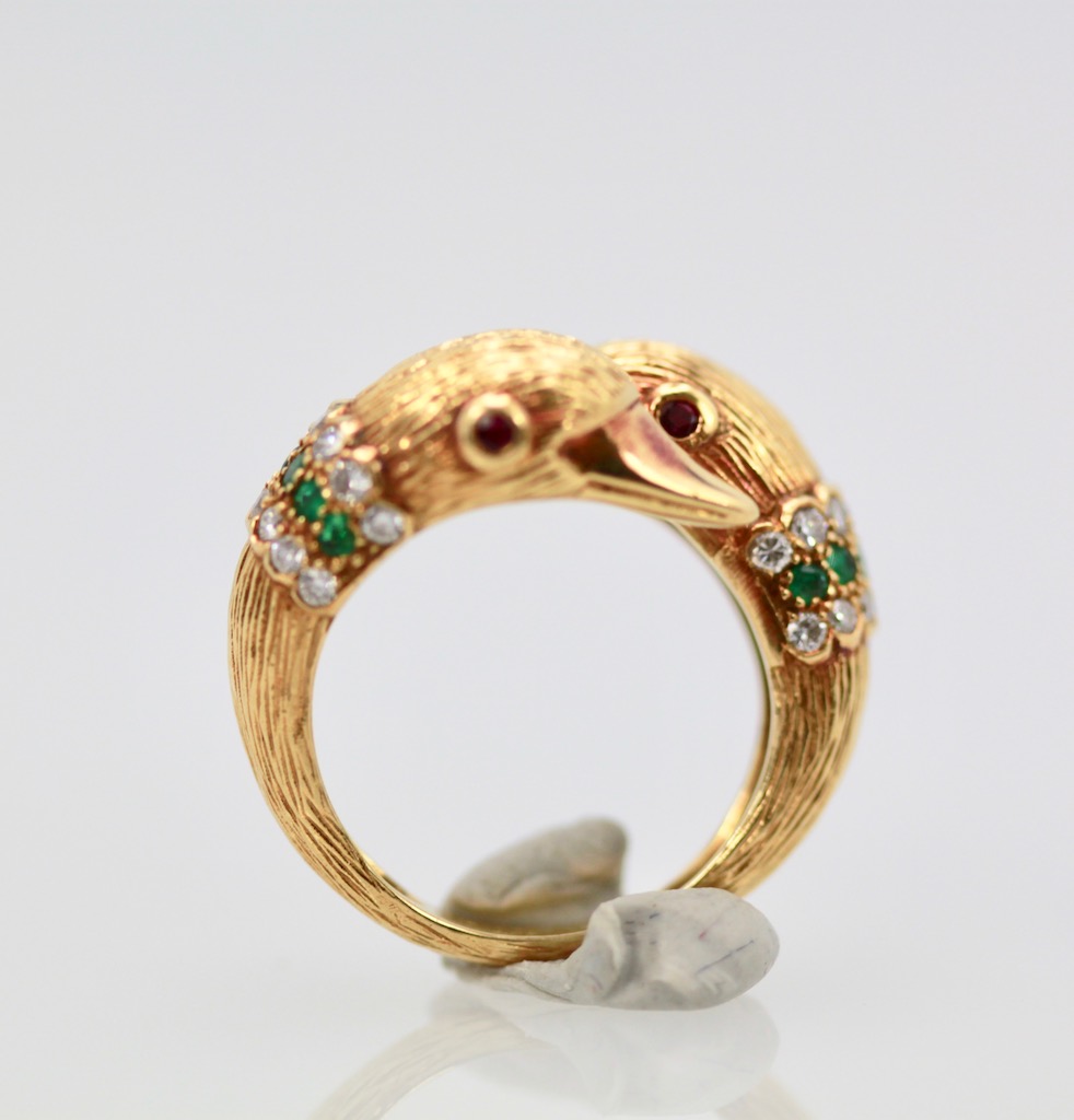 Van Cleef & Arpels Double Swan Ring 18 Karat Emerald Diamond Collar – close up