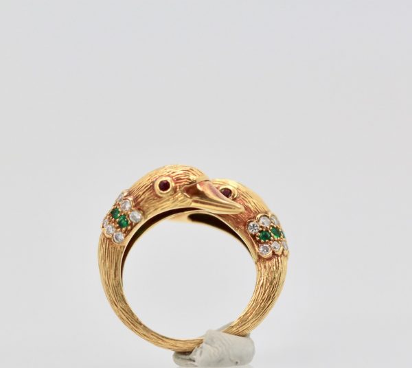 Van Cleef & Arpels Double Swan Ring 18 Karat Emerald Diamond Collar - on stand
