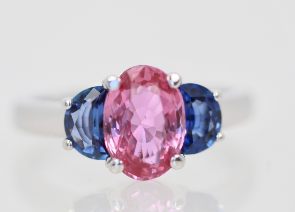 Three-Stone Ring in Pink and Blue Sapphires – detail