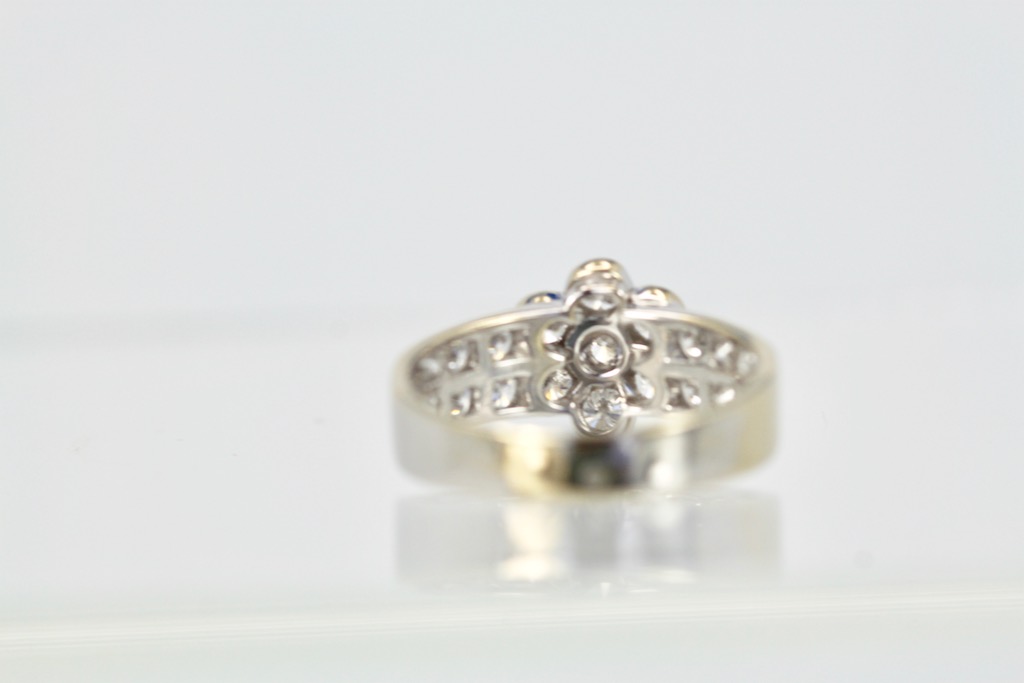 Van Cleef & Arpels Fleurette Diamond Ring – inside