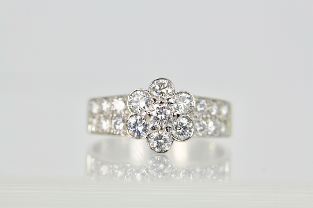 Van Cleef & Arpels Fleurette Diamond Ring – detail