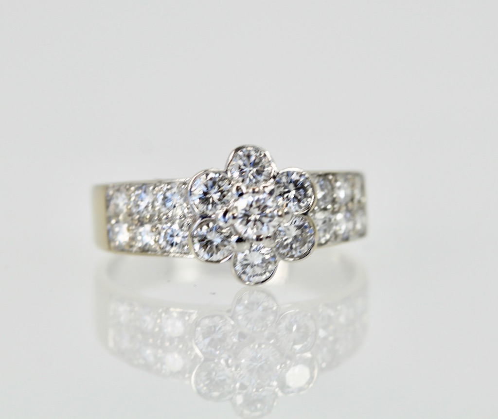 Van Cleef & Arpels Fleurette Diamond Ring – close up