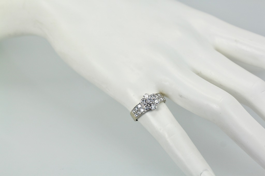 Van Cleef & Arpels Fleurette Diamond Ring – model