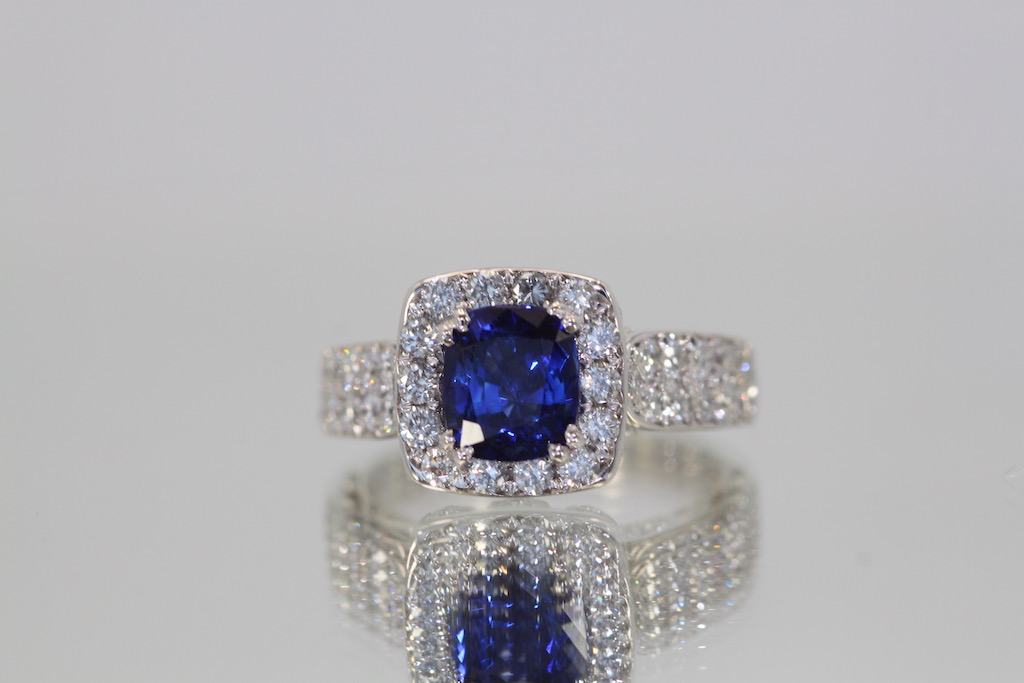Burma Sapphire Ring with Diamond Surround 18k – detail