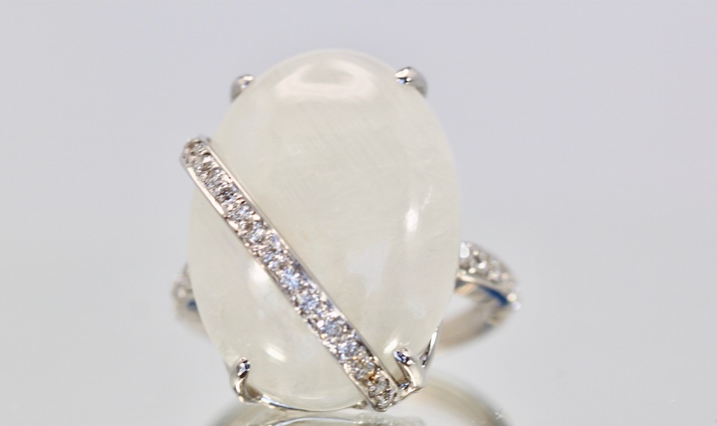 Moonstone Diamond Mount 18 Karat Ring – front