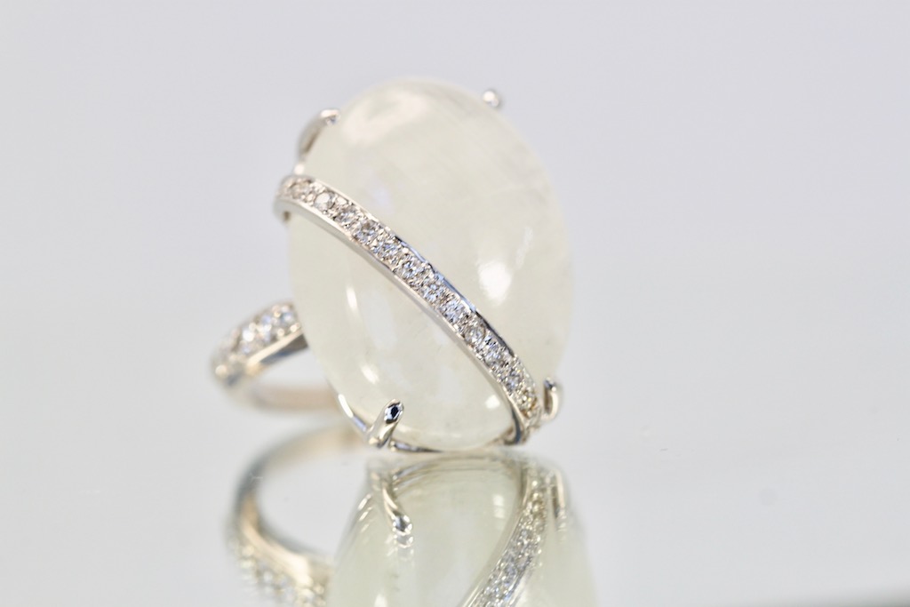Moonstone Diamond Mount 18 Karat Ring – detail