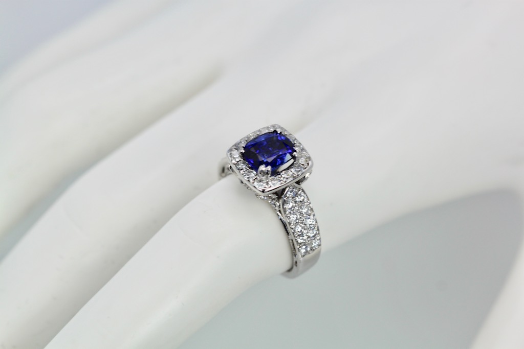 Burma Sapphire Ring with Diamond Surround 18k – model