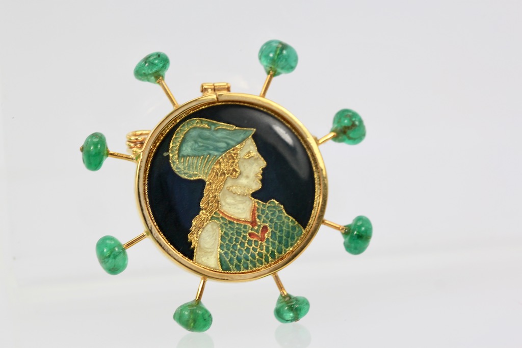 Renaissance Brooch with Emerald accents in 18K Yellow Gold – detail