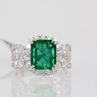 Emerald Diamond Ring 18K - close up 2