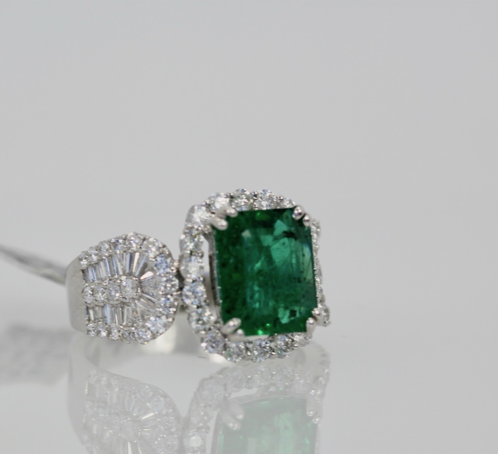 Emerald Diamond Ring 18K – left angle