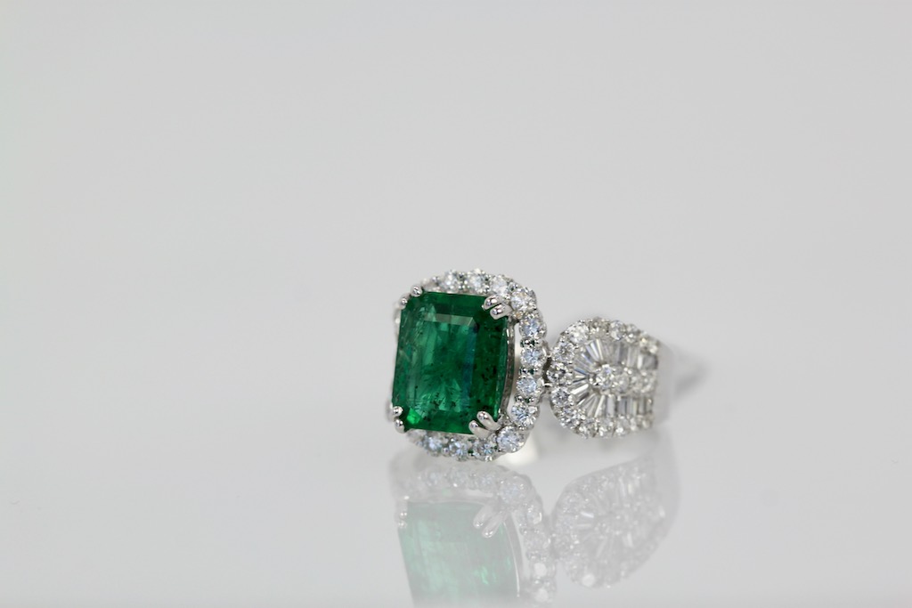 Emerald Diamond Ring 18K – angle