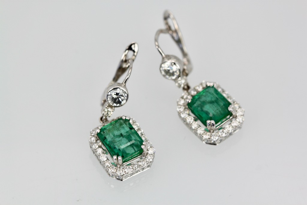 Emerald Diamond Earrings 18K – close up