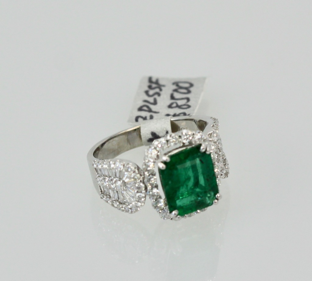 Emerald Diamond Ring 18K