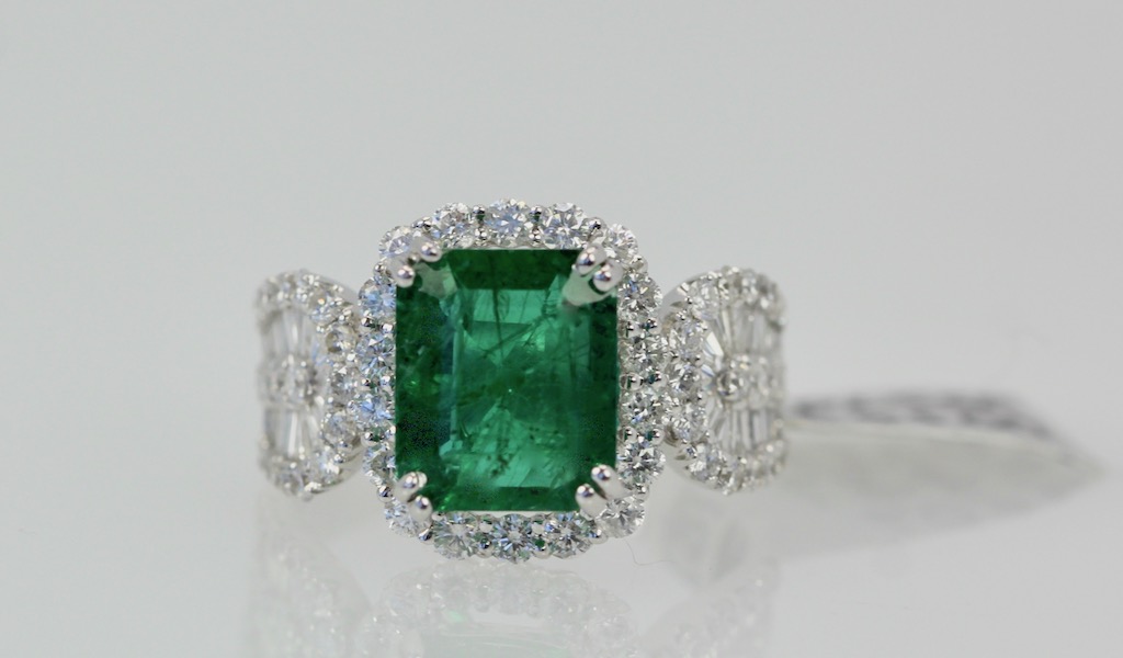 Emerald Diamond Ring 18K – close up
