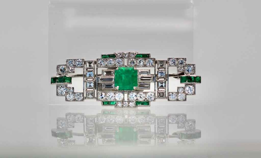 Deco Platinum Emerald Diamond Brooch – close up