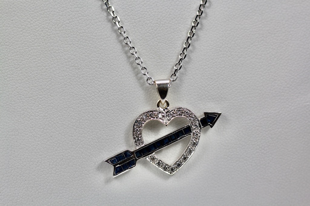 Heart and Arrow Pendant on White Gold Chain – detail