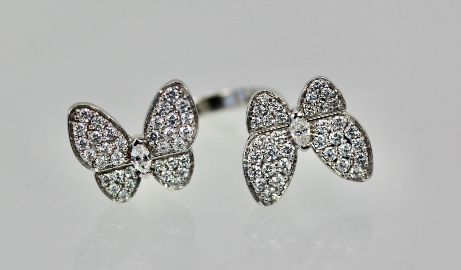 Van Cleef & Arpels Double Butterfly Diamond Ring – detail