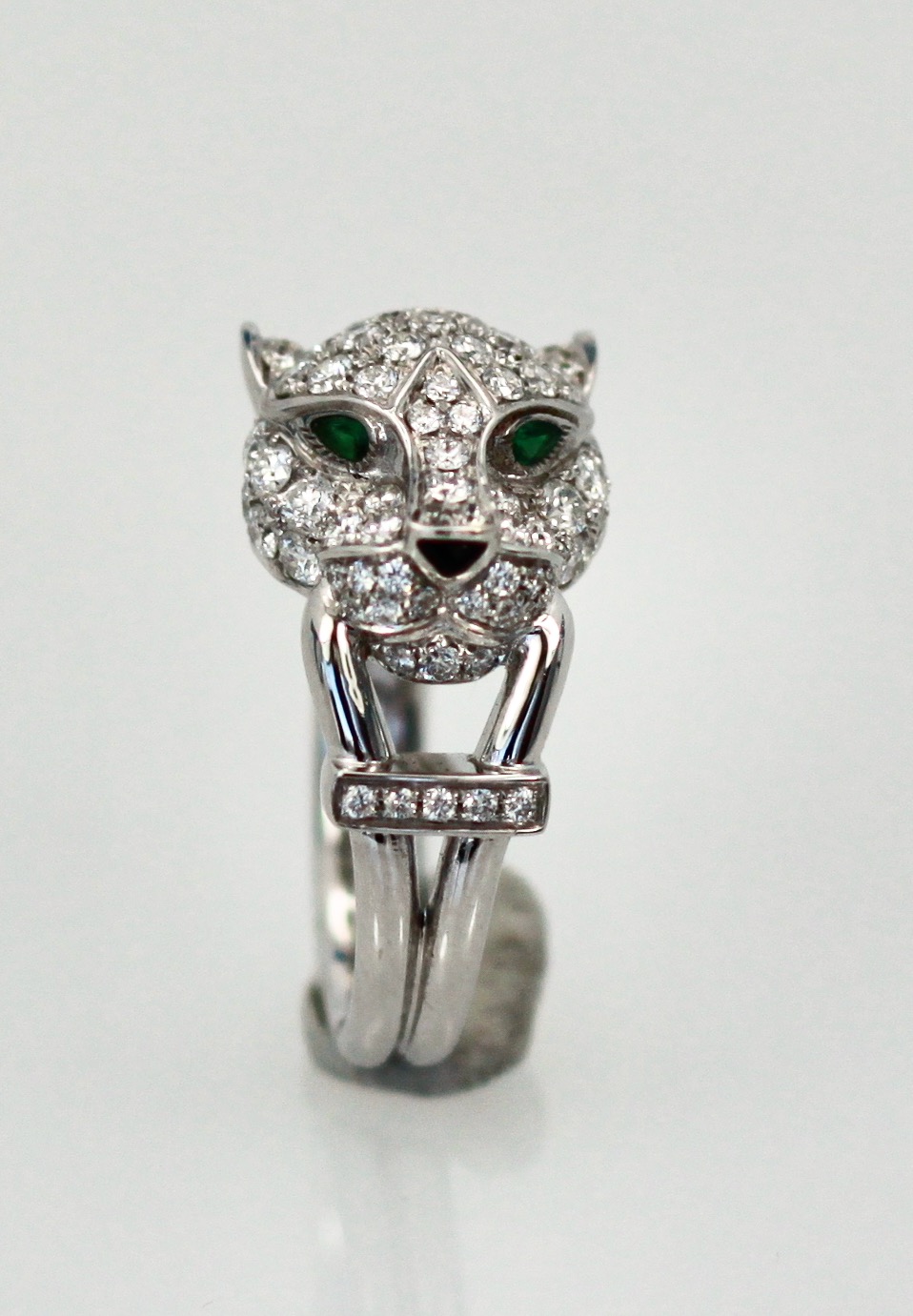 Panthère de Cartier Emerald and Pearl Panther Ring in Solid 18 Karat White  Gold at 1stDibs | cartier panther ring with pearl, the pearl panther, cartier  panthere pearl ring