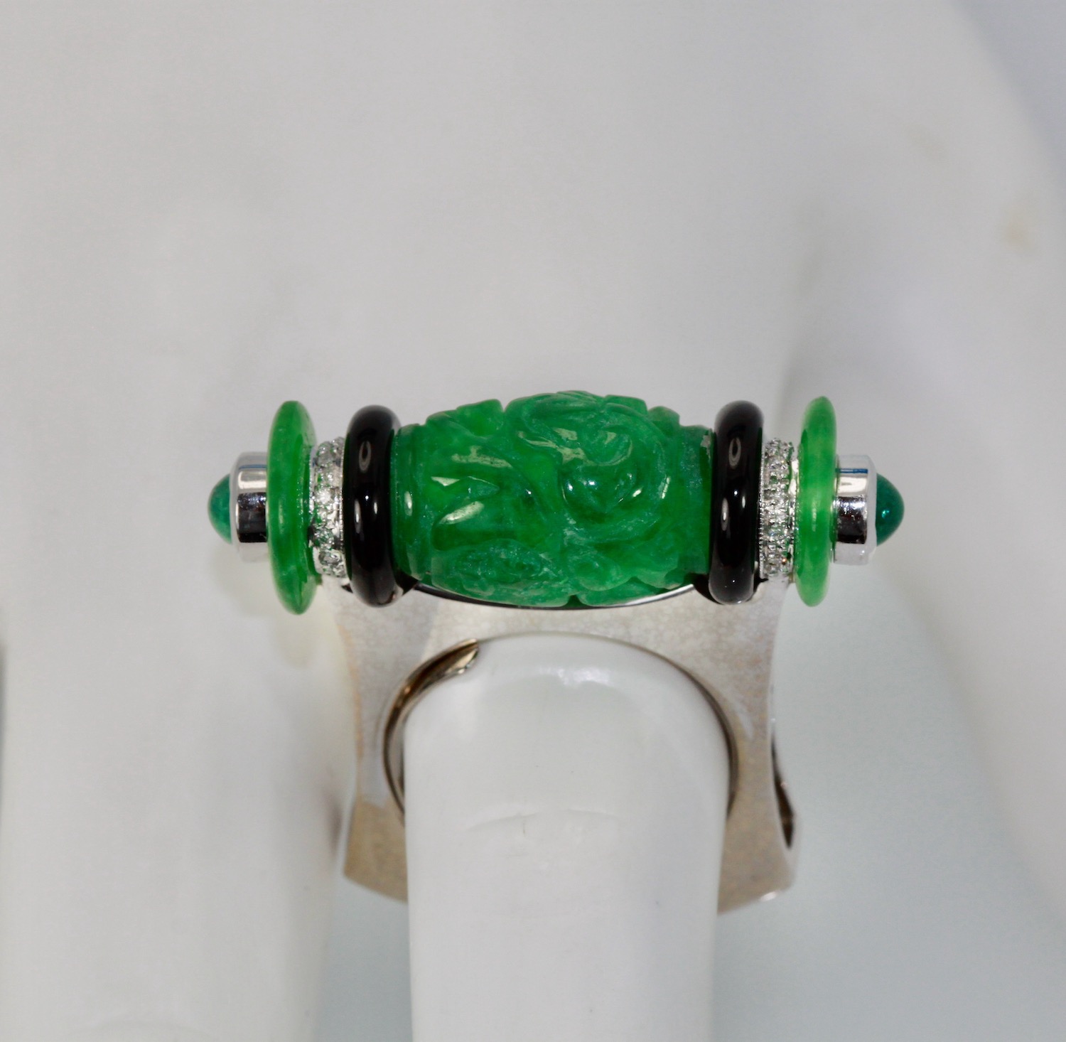 Carved Jade Onyx Cabochon Emerald Ring – detail