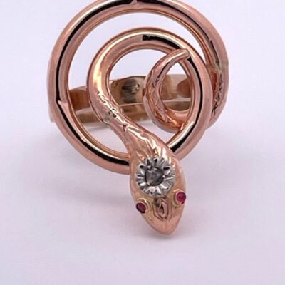 15K Snake Ring in Circular Format