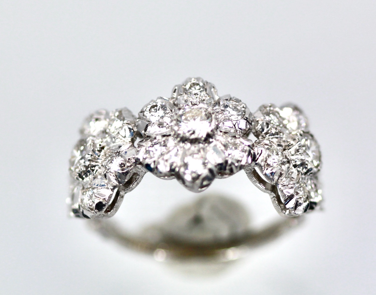 Buccellati 18K White gold Diamond 3 Blossom Ring